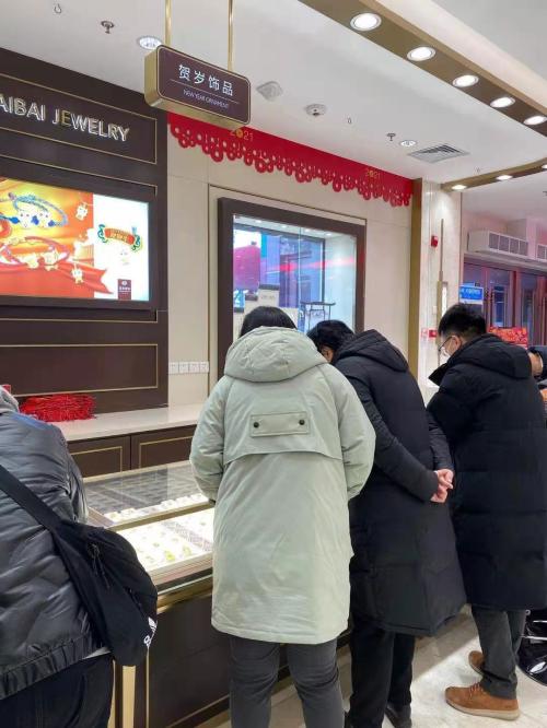 金店人氣火爆，黃金股大漲！春節臨近，生肖飾品、金條受青睞